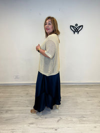 Jersey crochet dorado escote pico fluido