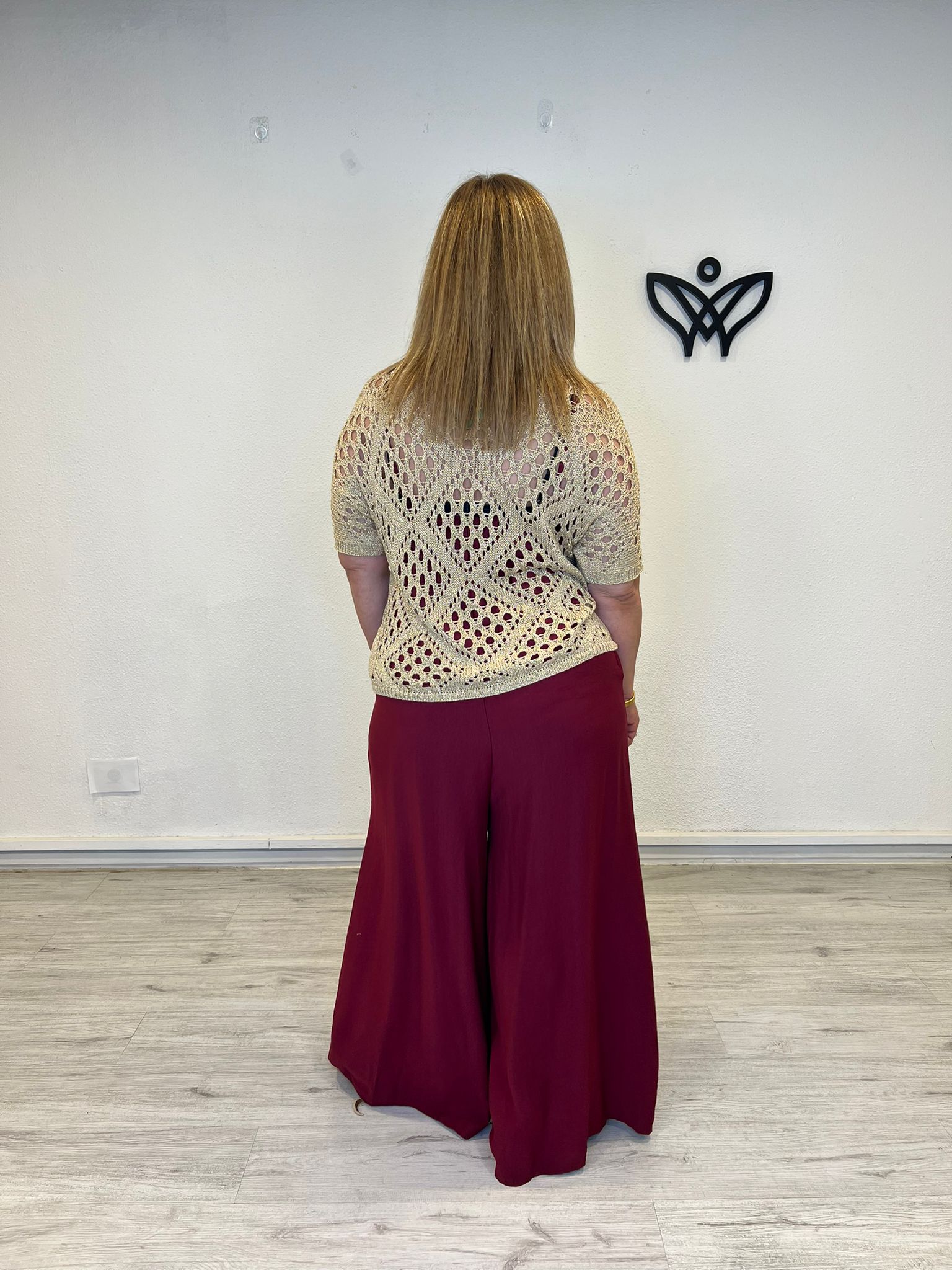 Jersey de crochet dorado con escote de pico