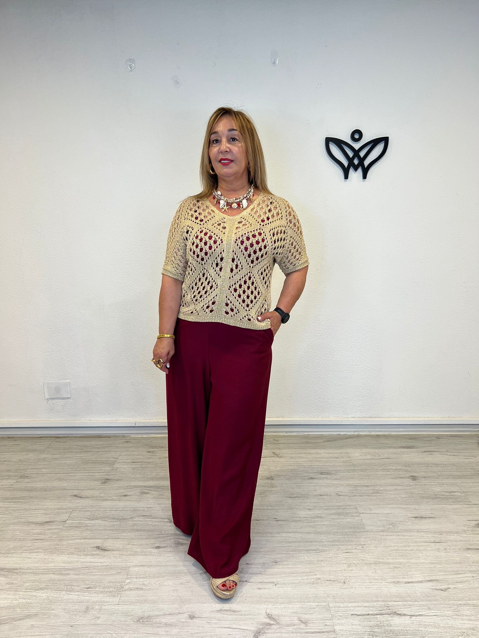 Jersey de crochet dorado con escote de pico