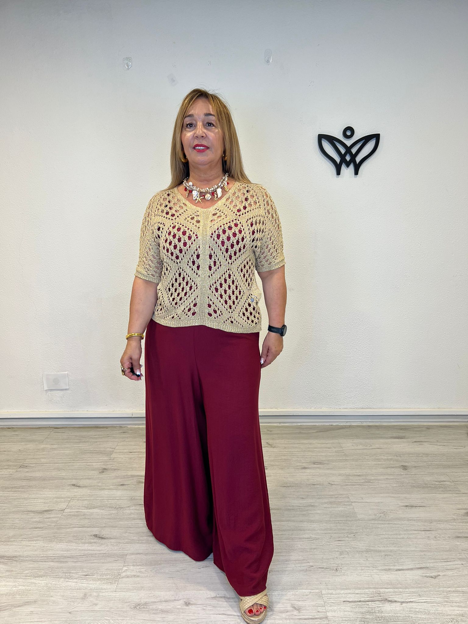 Jersey de crochet dorado con escote de pico