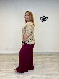 Jersey de crochet dorado con escote de pico