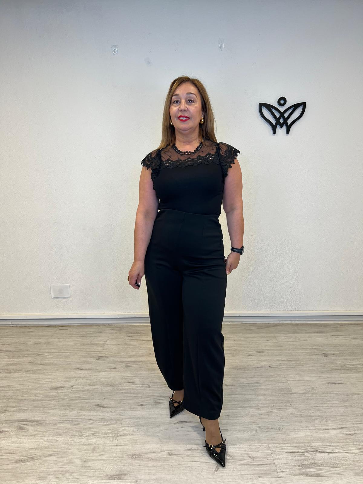 Camiseta negra con encaje y cuello redondo elegante