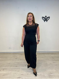 Camiseta negra con encaje y cuello redondo elegante