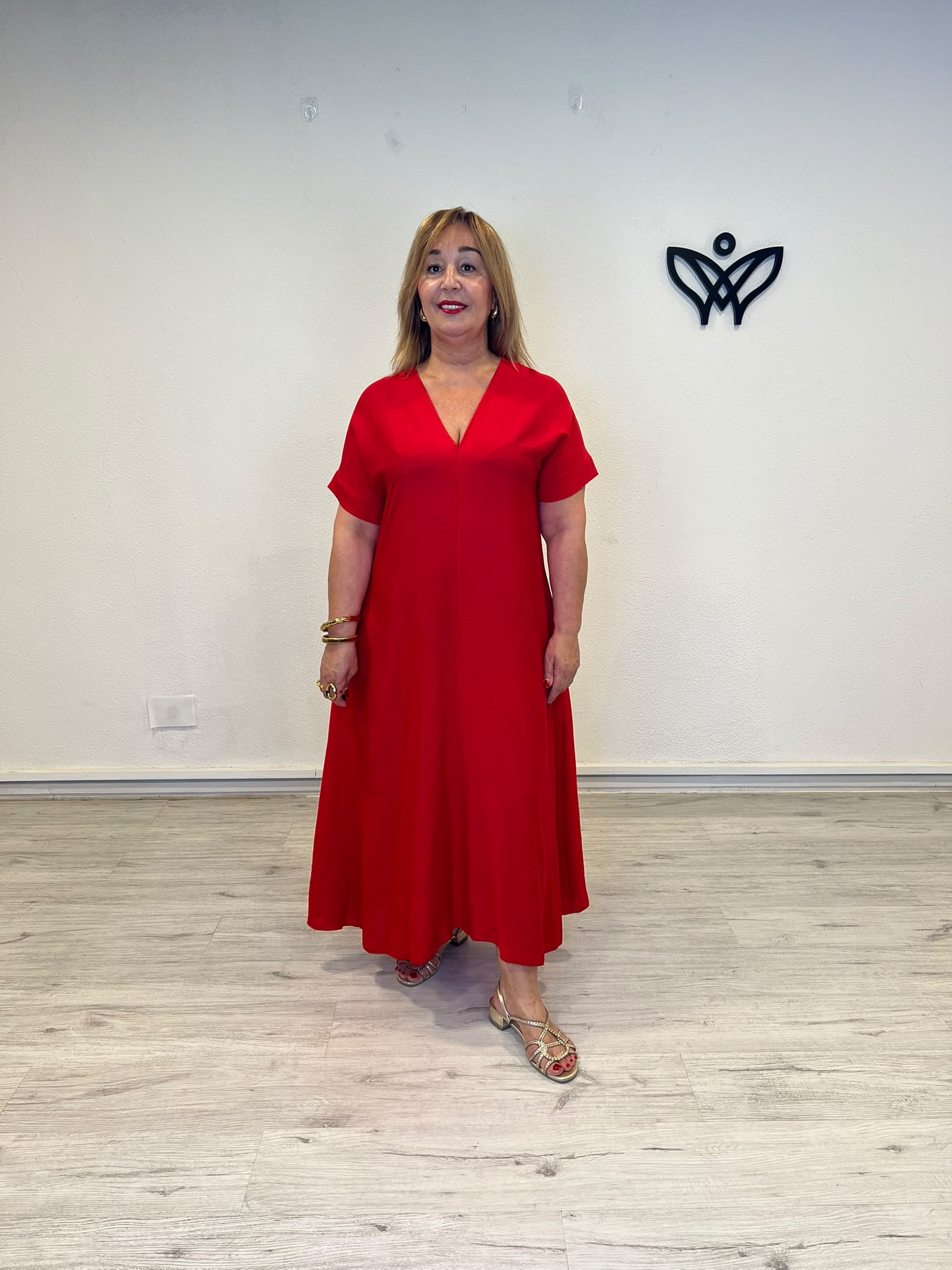 Vestido largo rojo con escote en pico, manga corta y bolsillos