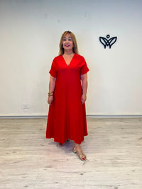 Vestido largo rojo con escote en pico, manga corta y bolsillos