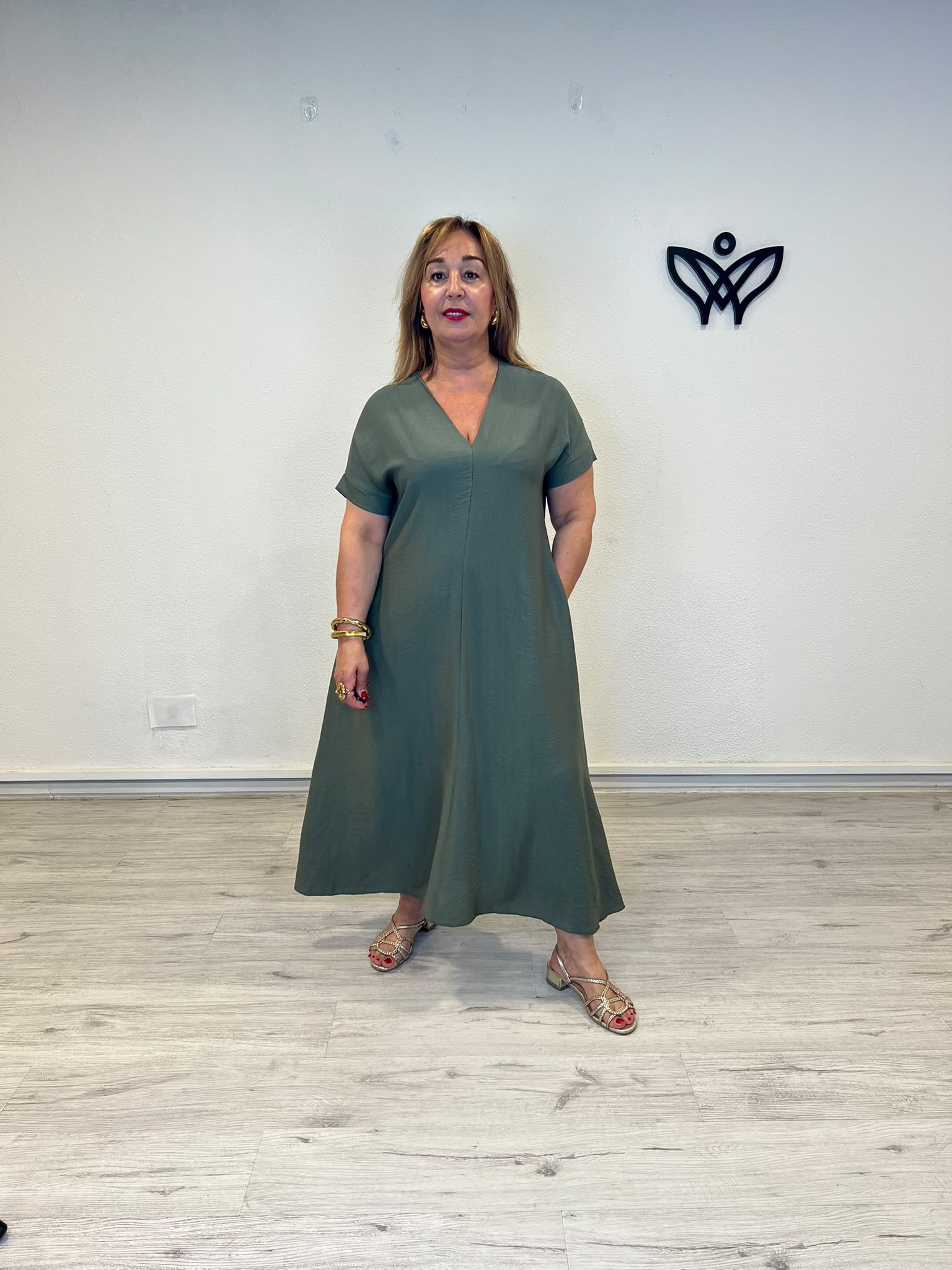 Vestido largo verde militar con escote en pico y bolsillos