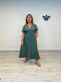 Vestido largo verde militar con escote en pico y bolsillos