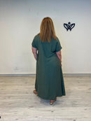 Vestido largo verde militar con escote en pico y bolsillos