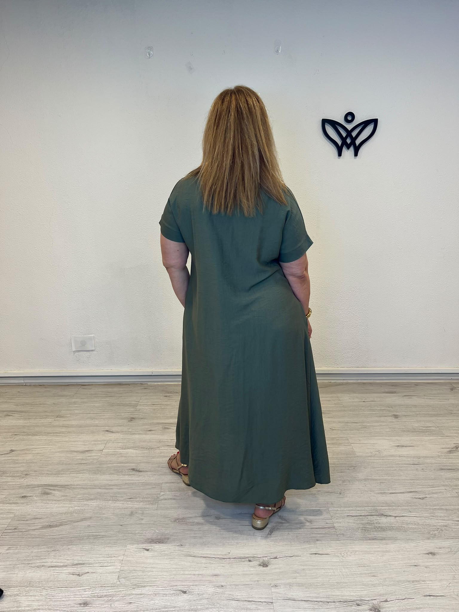 Vestido largo verde militar con escote en pico y bolsillos