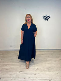 Vestido largo azul marino con escote en pico y bolsillos