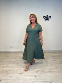 Vestido largo verde militar con escote en pico y bolsillos