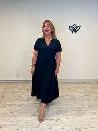 Vestido largo negro con escote en pico y bolsillos