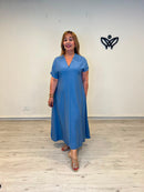 Vestido largo azul con escote en pico, manga corta y bolsillos