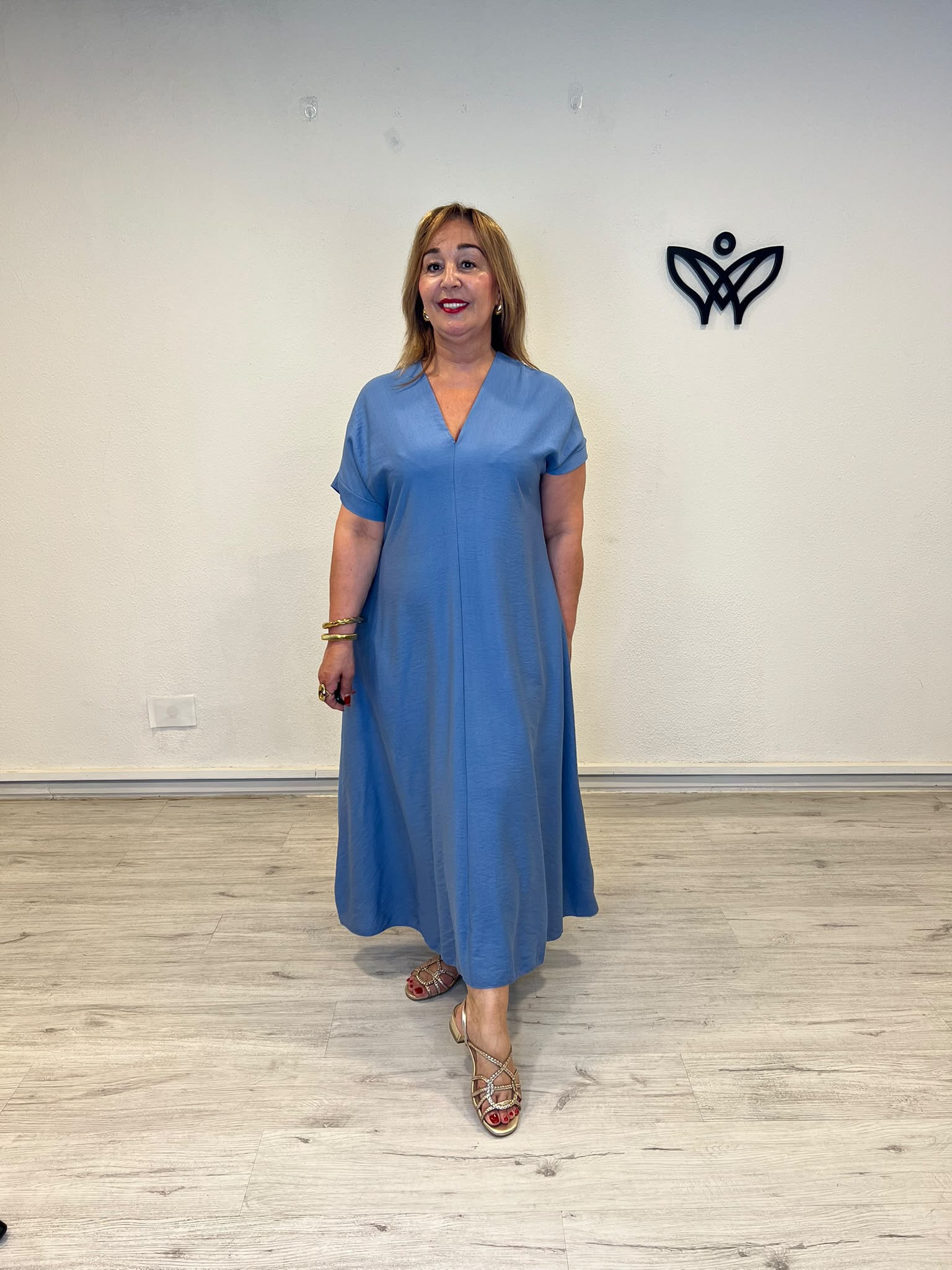 Vestido largo azul con escote en pico, manga corta y bolsillos