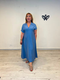 Vestido largo azul con escote en pico, manga corta y bolsillos