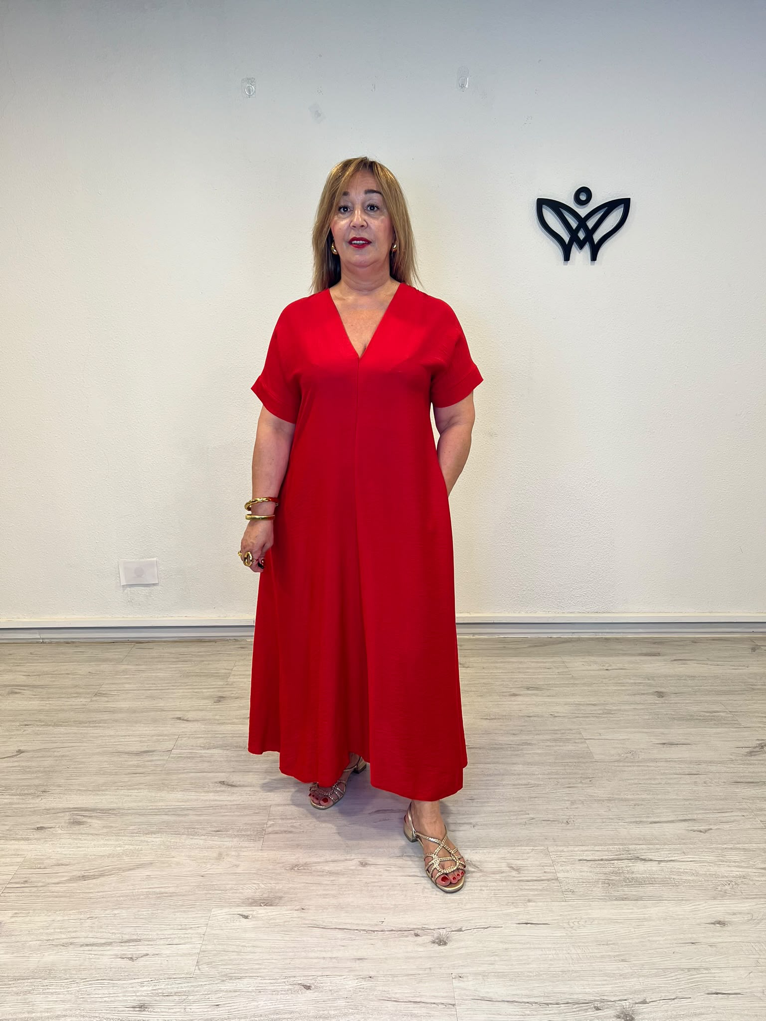 Vestido largo rojo con escote en pico, manga corta y bolsillos