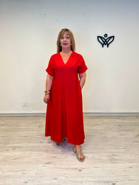 Vestido largo rojo con escote en pico, manga corta y bolsillos
