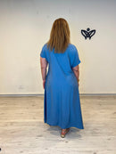 Vestido largo azul con escote en pico, manga corta y bolsillos