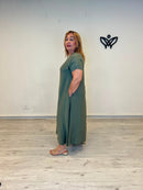 Vestido largo verde militar con escote en pico y bolsillos