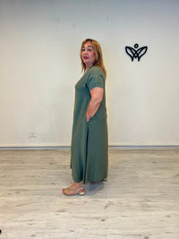 Vestido largo verde militar con escote en pico y bolsillos
