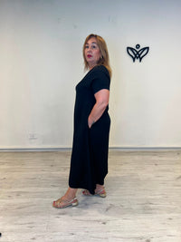 Vestido largo marrón chocolate con escote en pico y bolsillos