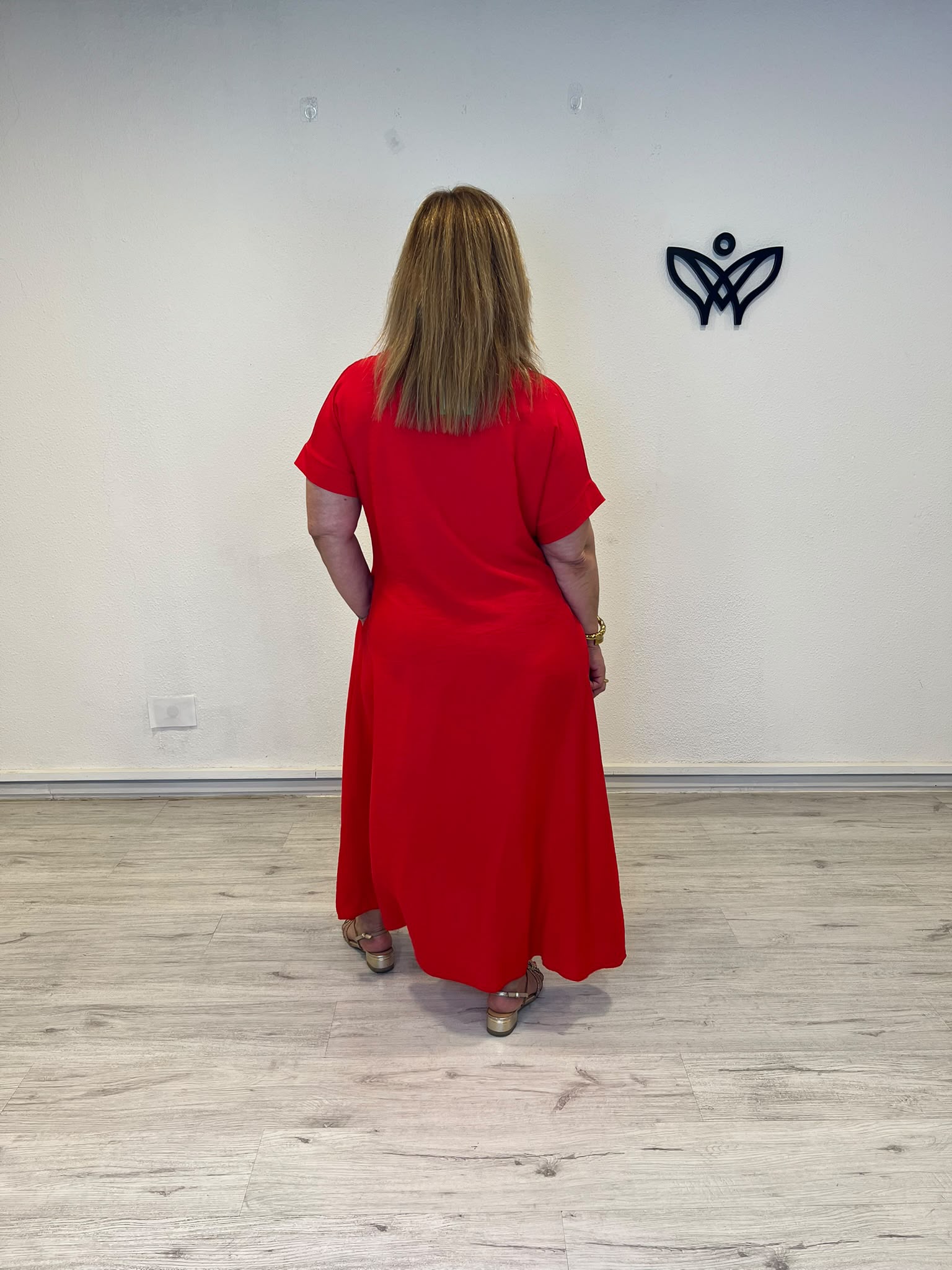 Vestido largo rojo con escote en pico, manga corta y bolsillos