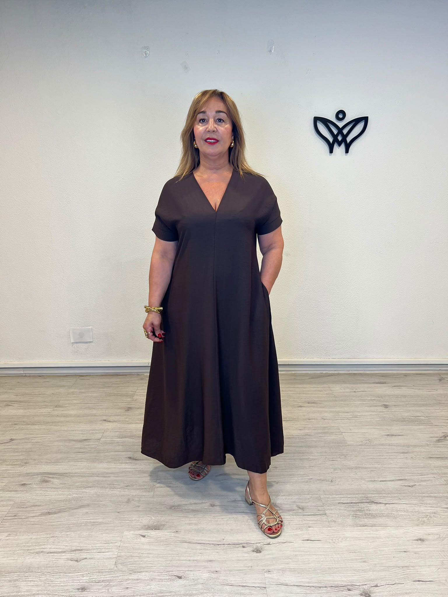 Vestido largo marrón chocolate con escote en pico y bolsillos
