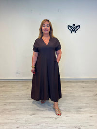 Vestido largo marrón chocolate con escote en pico y bolsillos