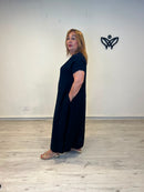 Vestido largo azul marino con escote en pico y bolsillos