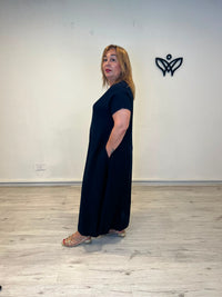 Vestido largo azul marino con escote en pico y bolsillos