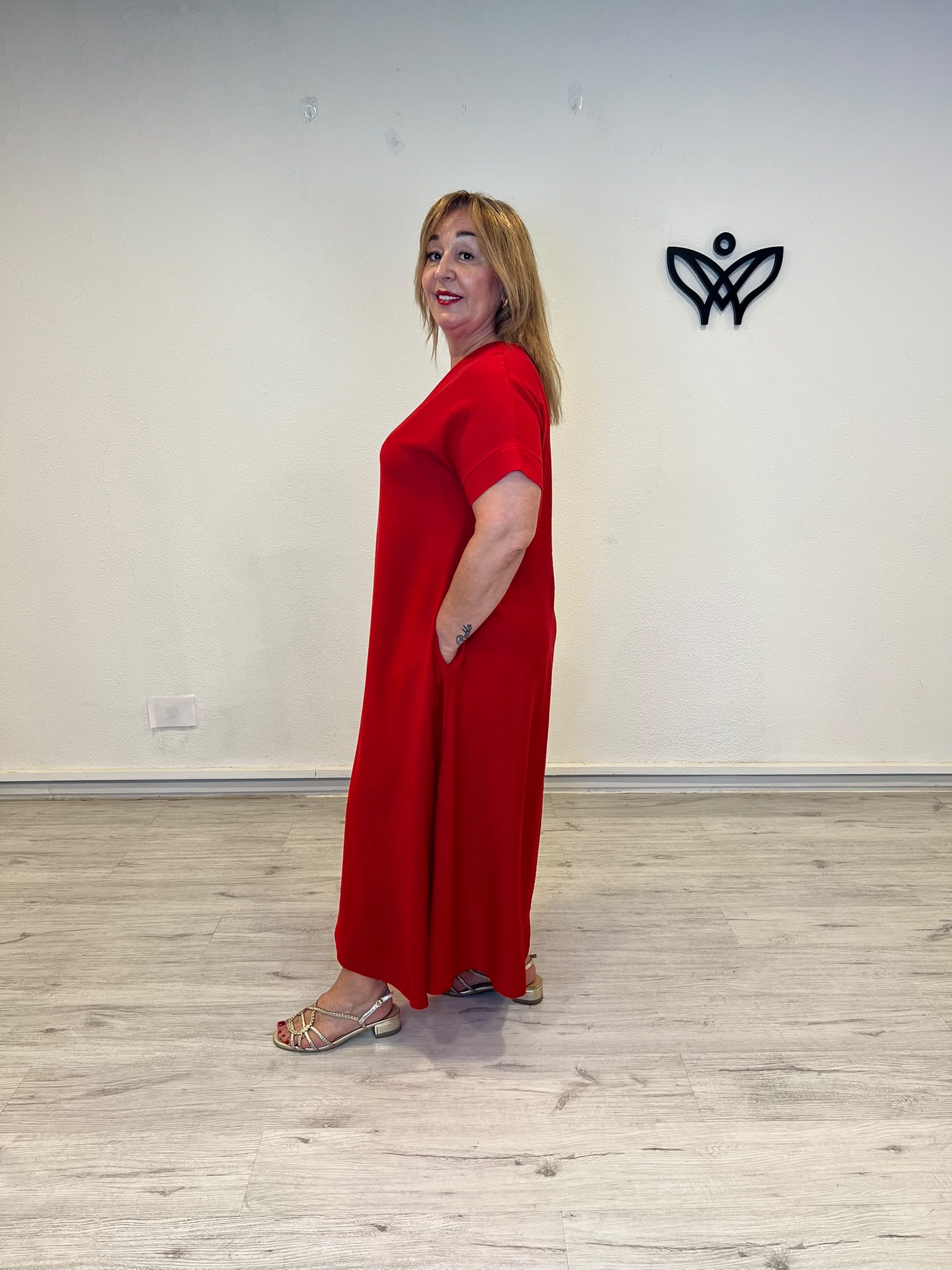 Vestido largo rojo con escote en pico, manga corta y bolsillos