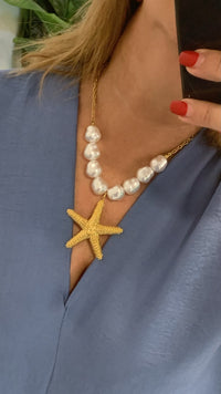 Collar con perlas irregulares y estrella de mar dorada