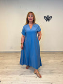 Vestido largo azul con escote en pico, manga corta y bolsillos