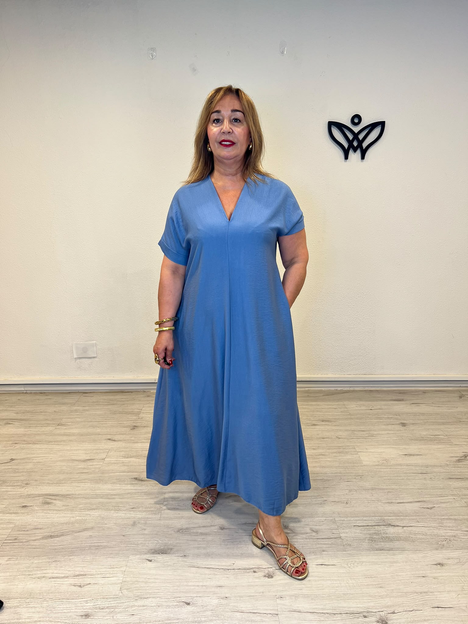 Vestido largo azul con escote en pico, manga corta y bolsillos