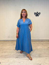 Vestido largo azul con escote en pico, manga corta y bolsillos