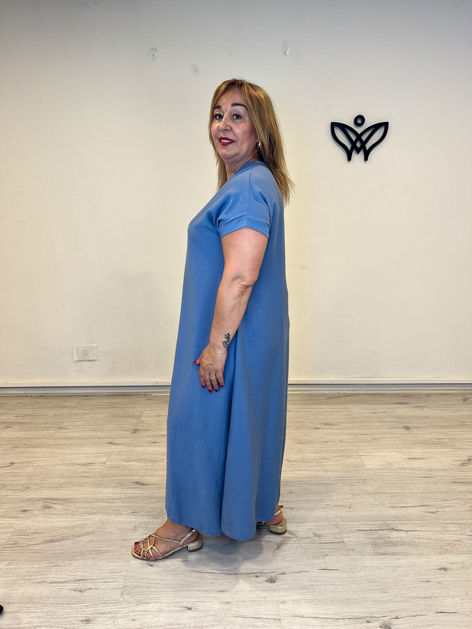 Vestido largo azul con escote en pico, manga corta y bolsillos