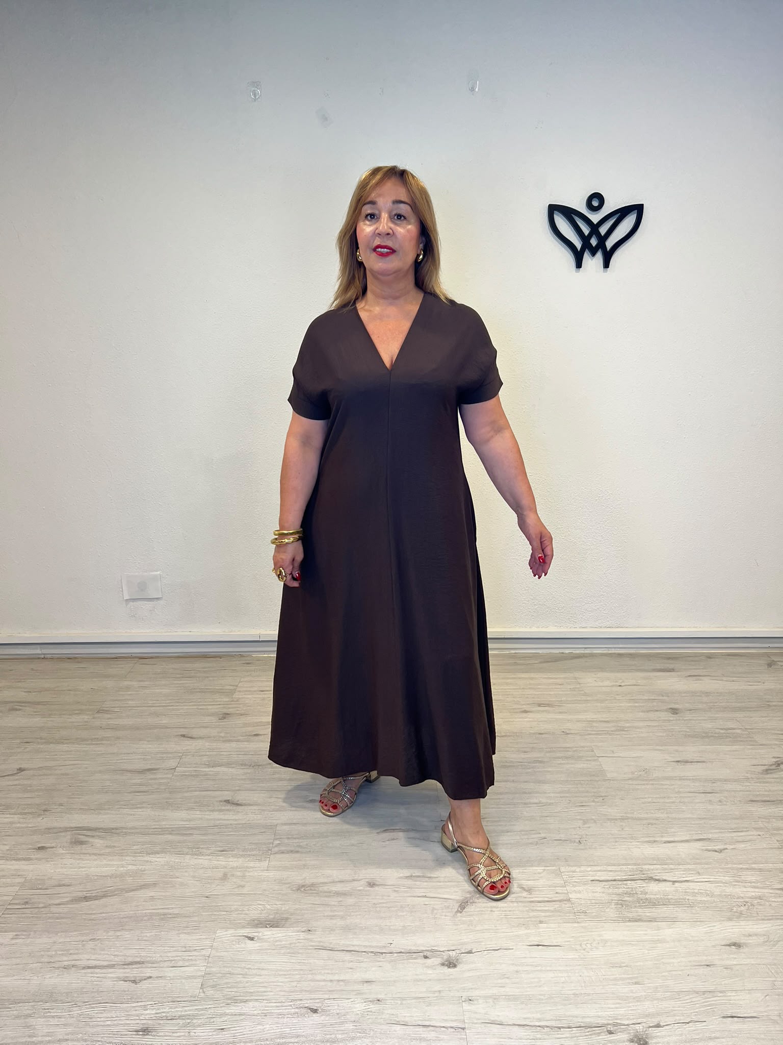 Vestido largo marrón chocolate con escote en pico y bolsillos