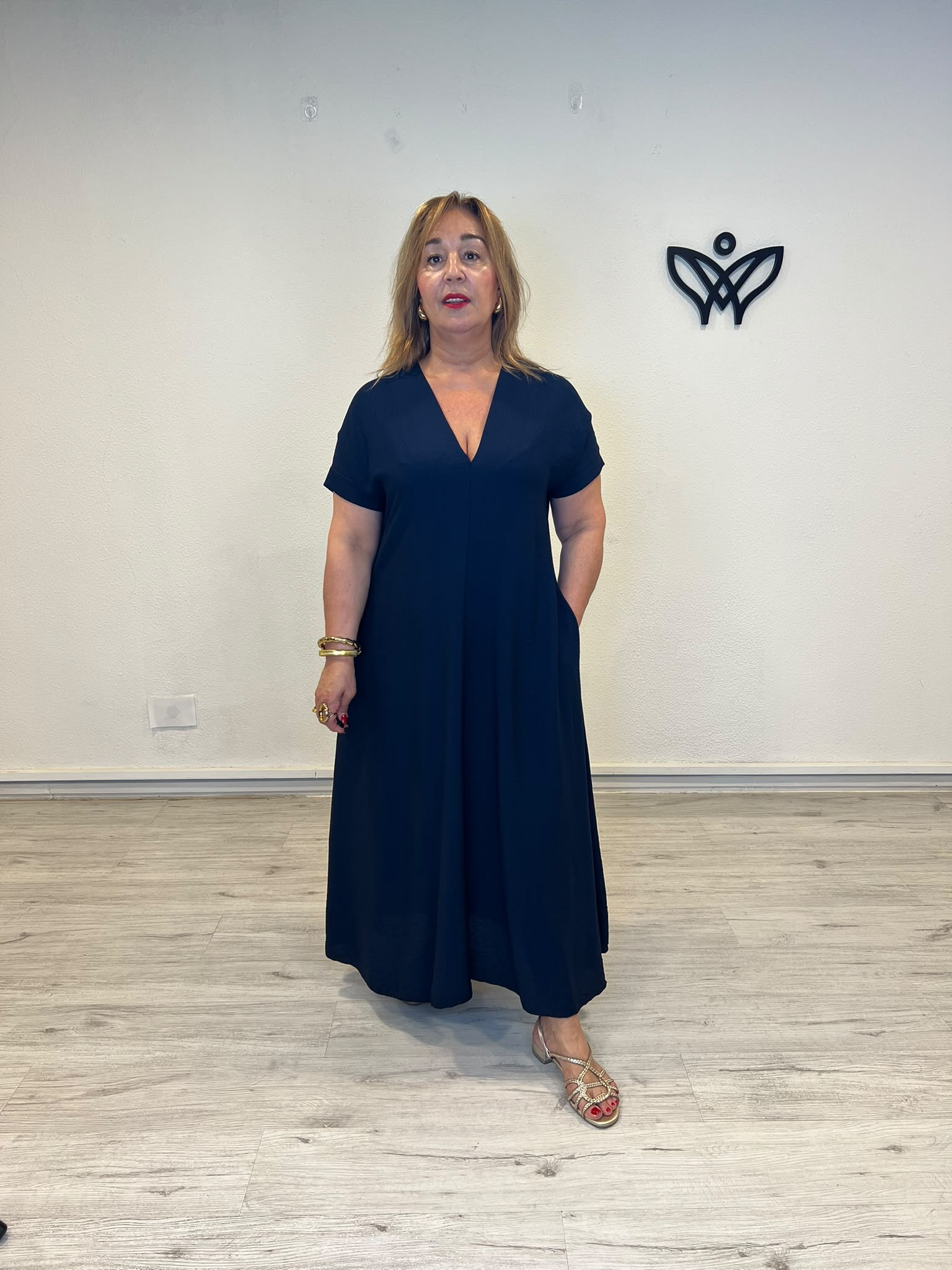 Vestido largo azul marino con escote en pico y bolsillos