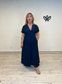Vestido largo azul marino con escote en pico y bolsillos