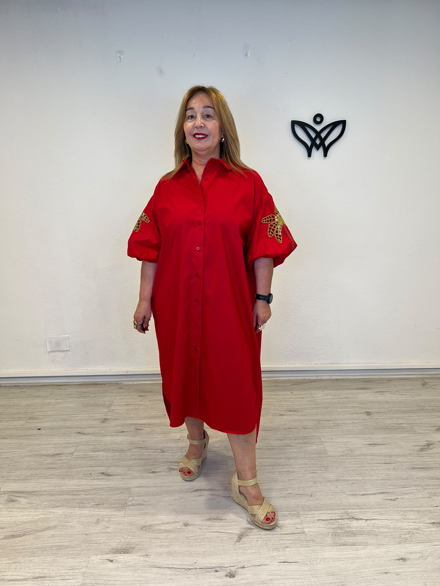 Vestido camisero rojo curvy con manga abullonada y detalle floral