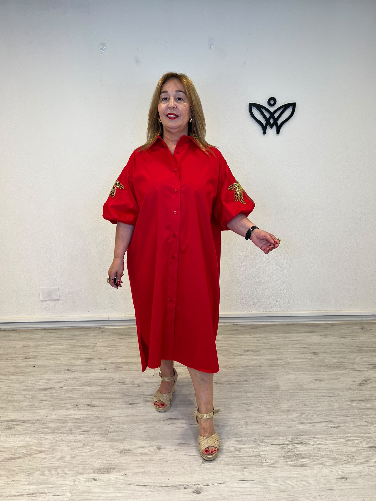 Vestido camisero rojo curvy con manga abullonada y detalle floral