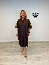 Vestido camisero marron chocolate curvy con manga abullonada y detalle floral