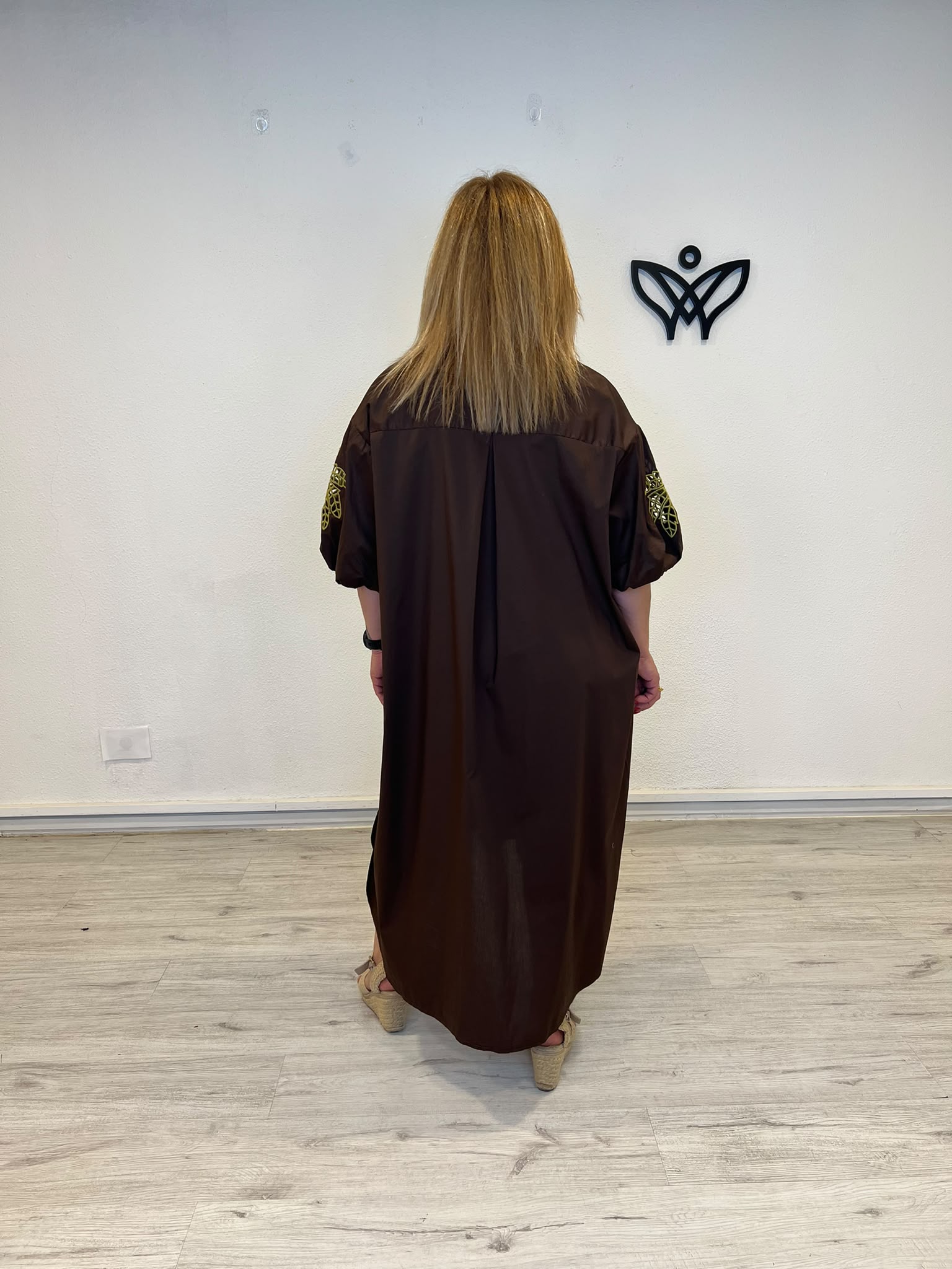 Vestido camisero marron chocolate curvy con manga abullonada y detalle floral