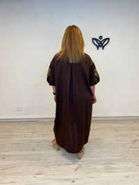 Vestido camisero marron chocolate curvy con manga abullonada y detalle floral