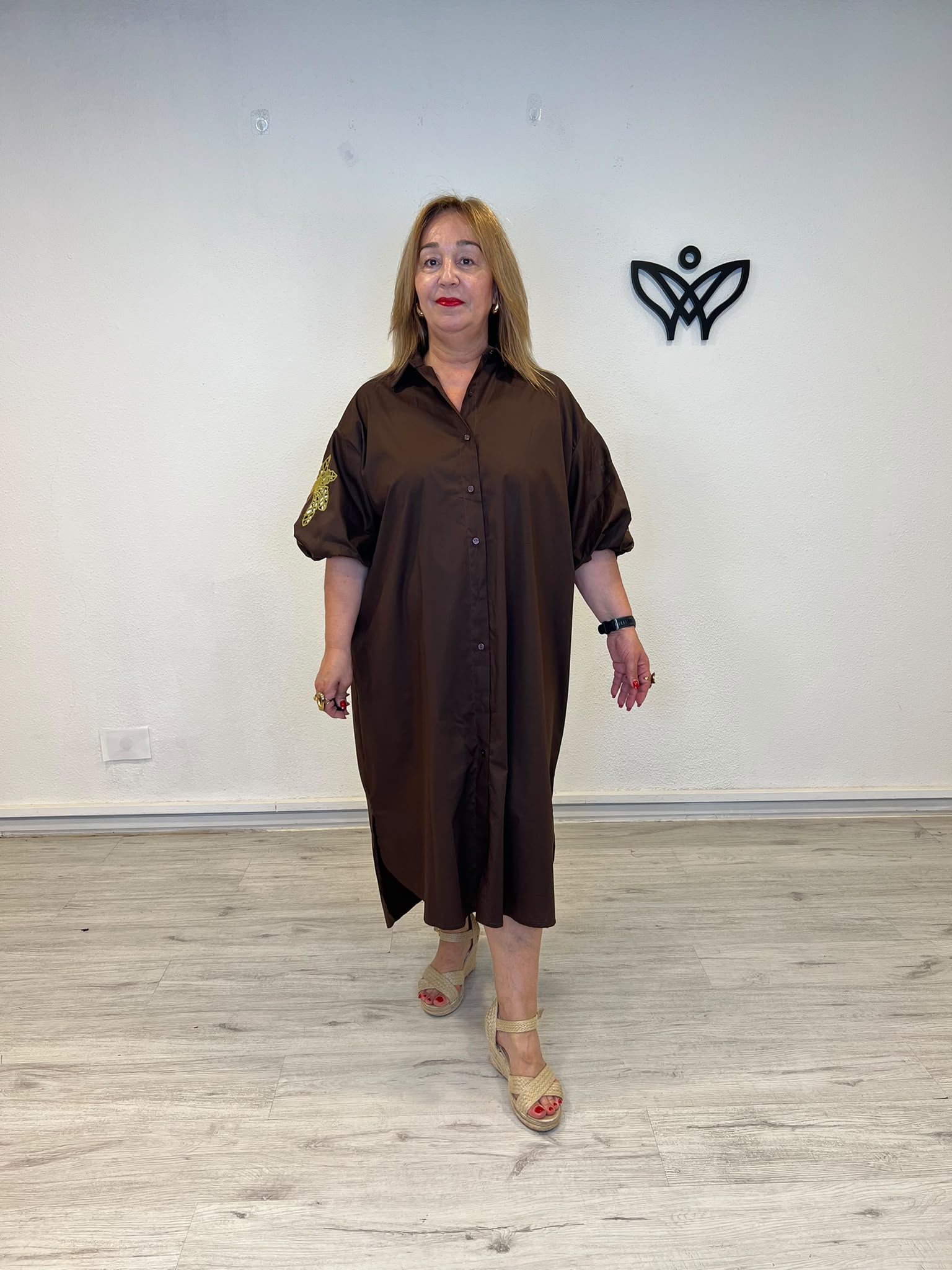 Vestido camisero marron chocolate curvy con manga abullonada y detalle floral