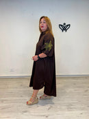 Vestido camisero marron chocolate curvy con manga abullonada y detalle floral