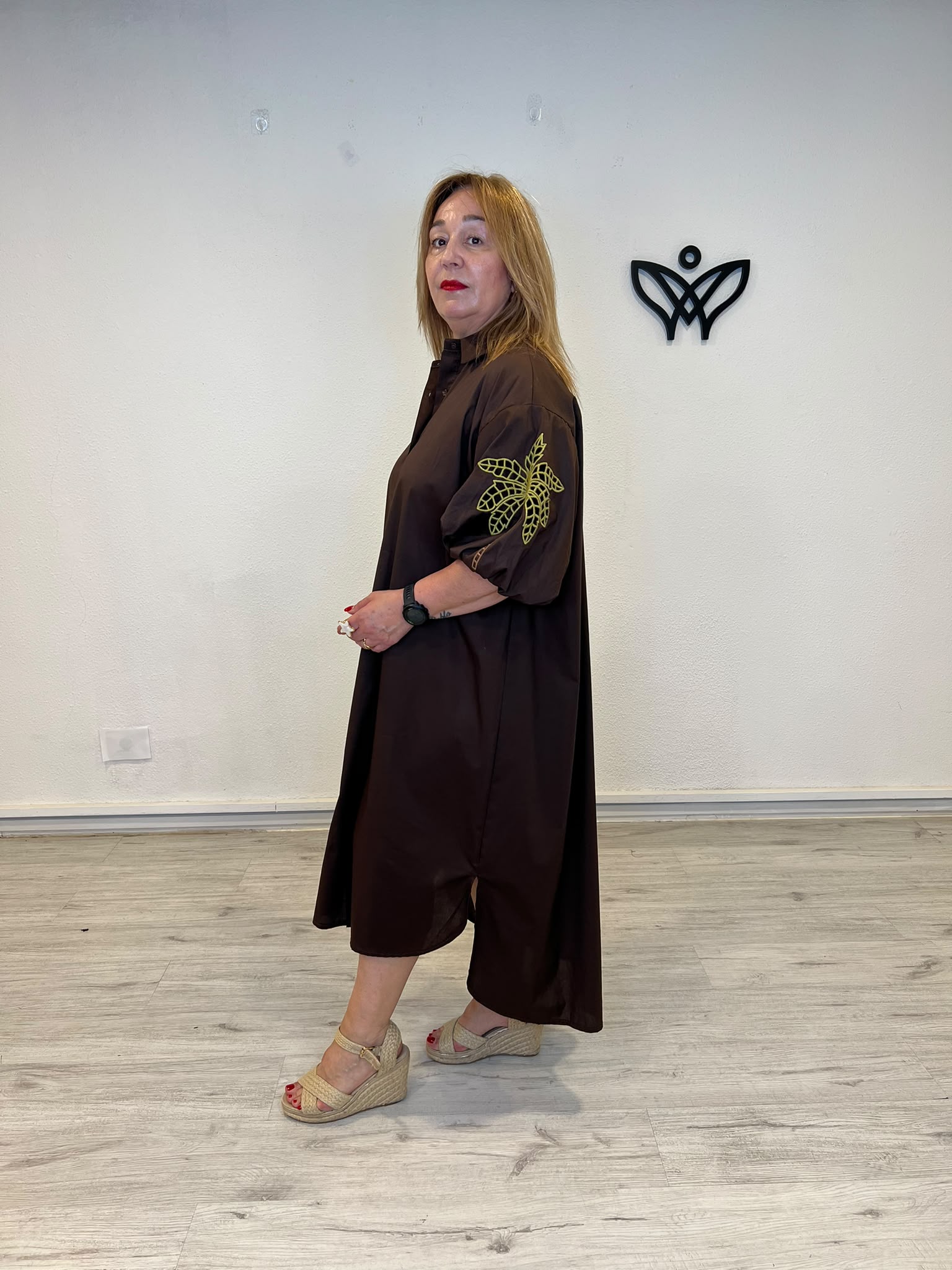 Vestido camisero marron chocolate curvy con manga abullonada y detalle floral