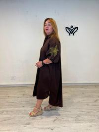 Vestido camisero marron chocolate curvy con manga abullonada y detalle floral