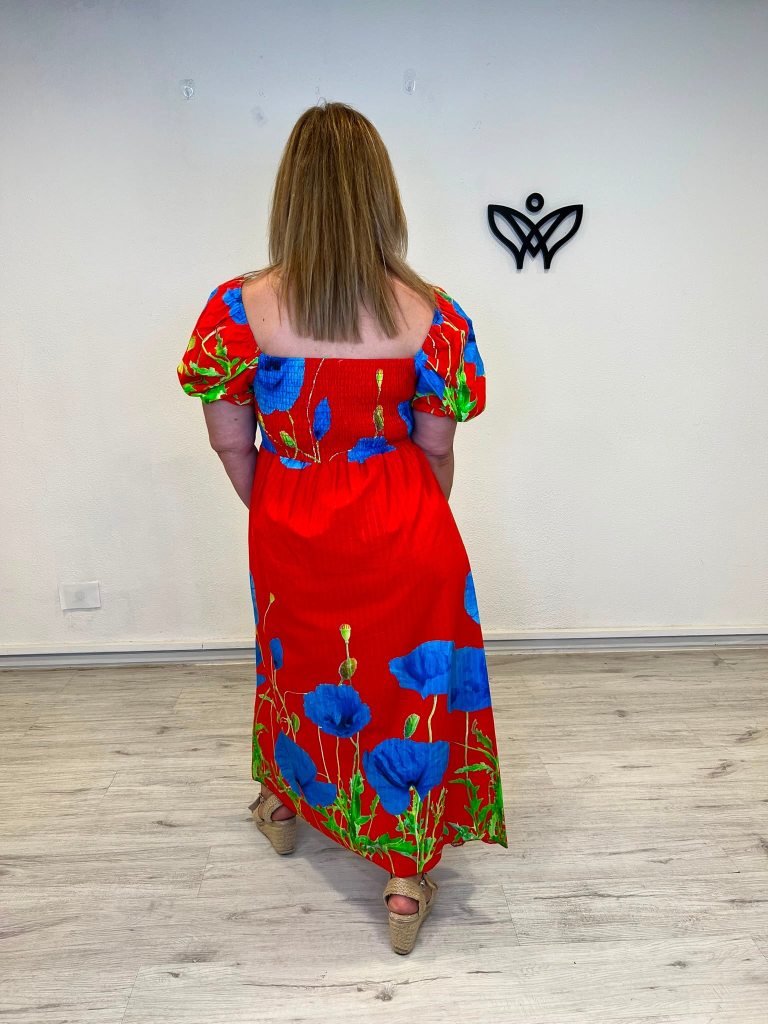 Vestido largo estampado con mangas abullonadas y escote nido de abeja