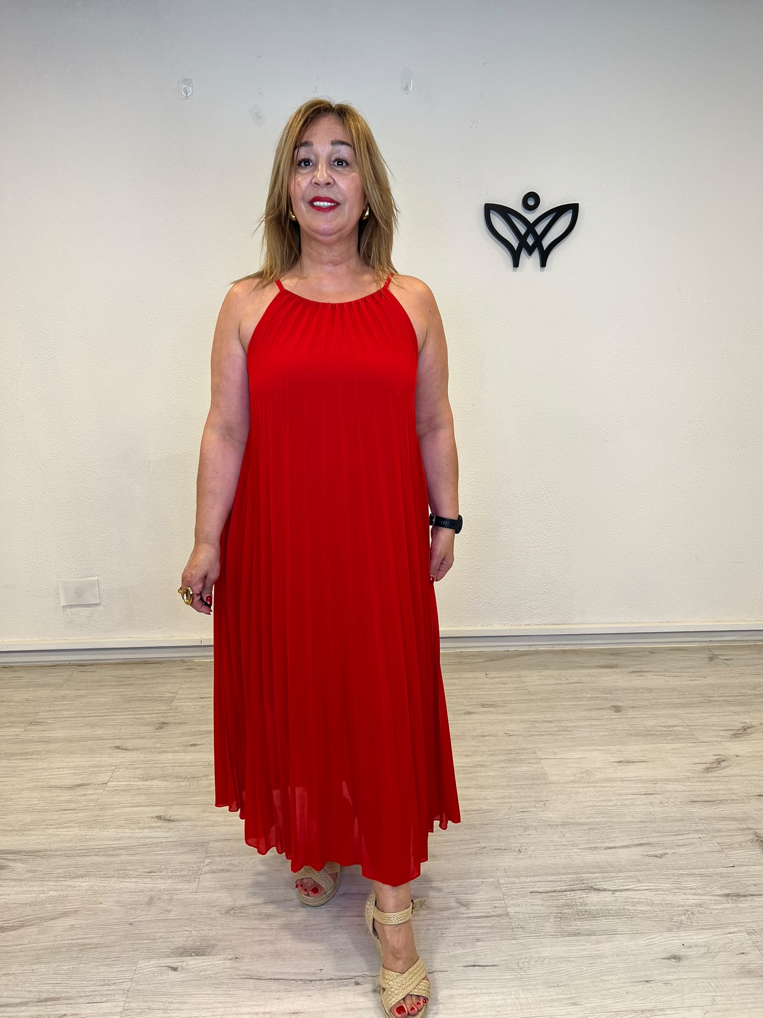 Vestido midi plisado rojo con cuello halter para mujer